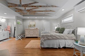 3 Schlafzimmer, Schreibtisch, Bügeleisen/Bügelbrett, Reisekinderbett
