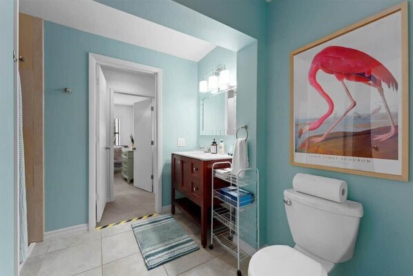 Bathtub, hair dryer, towels, shampoo - Walk to Beach | 3BR beach cottage (Cocoa Beach)