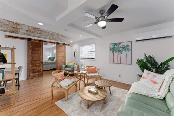 Fernseher, Bücher, Arbeitsbereiche