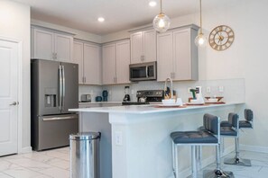 Micro-ondes, plaque de cuisson, lave-vaisselle, cafetière/bouilloire