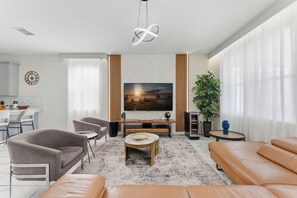 TV connectée, cheminée, jeux vidéo, baby-foot