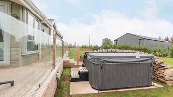 Tina de hidromasaje al aire libre