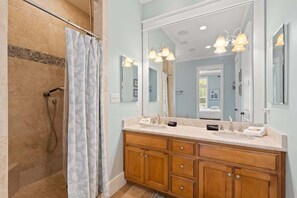 Combined shower/tub, hair dryer, towels