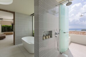 Douche, sèche-cheveux, serviettes fournies, savon