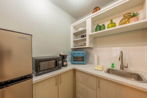 Réfrigérateur, micro-ondes, cafetière/bouilloire, grille-pain
