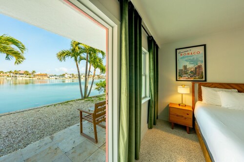 2106 · 3 Min Walk -> Beach / Heated Pool / Free Parking