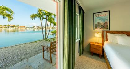 2106 · 3 Min Walk -> Beach / Heated Pool / Free Parking