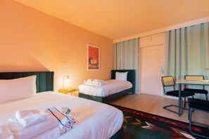 1 bedroom, desk, iron/ironing board, WiFi - 2210 · 3 Min Walk -> Beach / Heated Pool / Free Parking (Clearwater)