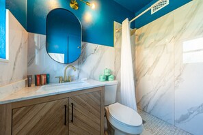 Douche, séchoir à cheveux, serviettes fournies