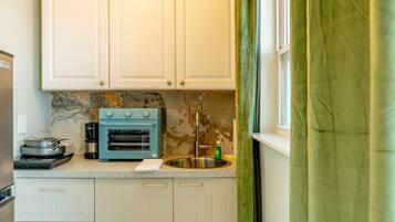 Frigorifero, microonde, macchina per tè/caffè