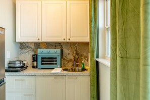 Frigorifero, microonde, macchina per tè/caffè