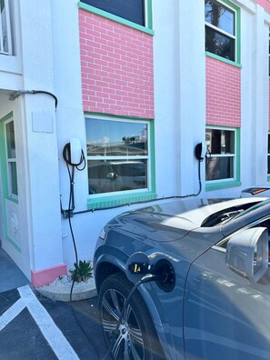 Ein Auto vor einem Gebäude mit Ziegelwand und weißem Verzierungsrahmen.