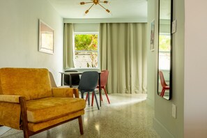 TV, offices - 2108 · 3 Min Walk -> Beach / Heated Pool / Free Parking (Clearwater)