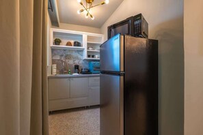 Refrigerador, microondas, cafetera y tetera y utensilios de cocina 