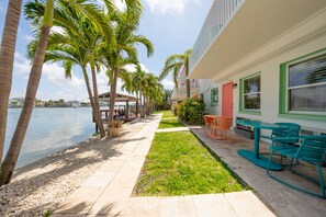 Outdoor dining - 2108 · 3 Min Walk -> Beach / Heated Pool / Free Parking (Clearwater)