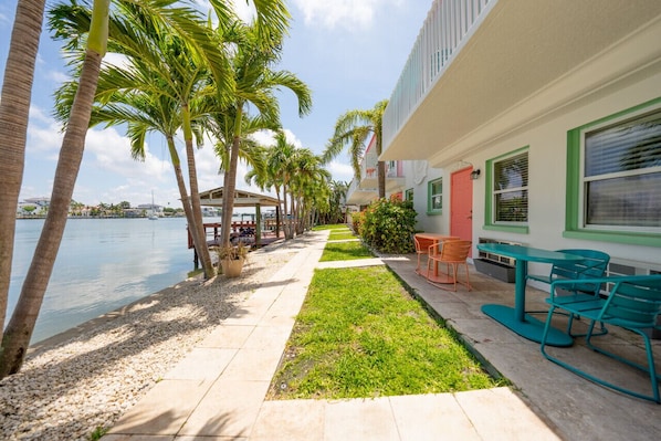 Outdoor dining - 2108 · 3 Min Walk -> Beach / Heated Pool / Free Parking (Clearwater)