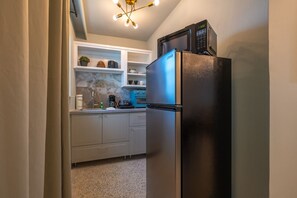 Fridge, microwave, coffee/tea maker, cookware/dishes/utensils - 2108 · 3 Min Walk -> Beach / Heated Pool / Free Parking (Clearwater)