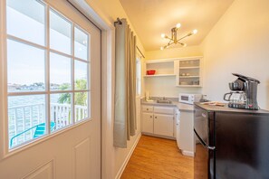 Fridge, microwave, stovetop, coffee/tea maker - 2203 · 3 Min Walk -> Beach / Heated Pool / Free Parking (Clearwater)