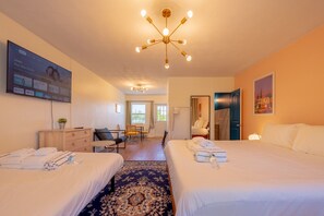 1 bedroom, desk, iron/ironing board, WiFi - 2203 · 3 Min Walk -> Beach / Heated Pool / Free Parking (Clearwater)