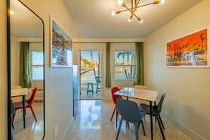 Dining - 2102 · 3 Min Walk -> Beach / Heated Pool / Free Parking (Clearwater)