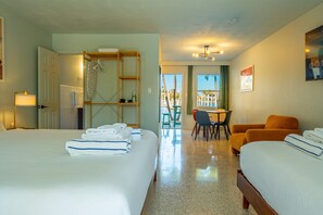 1 bedroom, desk, iron/ironing board, WiFi - 2102 · 3 Min Walk -> Beach / Heated Pool / Free Parking (Clearwater)