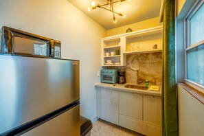 Fridge, microwave, stovetop, coffee/tea maker - 2102 · 3 Min Walk -> Beach / Heated Pool / Free Parking (Clearwater)