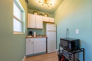 Fridge, microwave, coffee/tea maker, cookware/dishes/utensils - 2201 · 3 Min Walk -> Beach / Heated Pool / Free Parking (Clearwater)