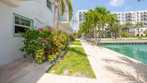 A hotel with a poolside area, palm trees, and a building with balconies. - 2201 · 3 Min Walk -> Beach / Heated Pool / Free Parking (Clearwater)