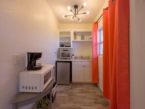 Kylskåp, mikrovågsugn, spishäll och kaffe- och tebryggare