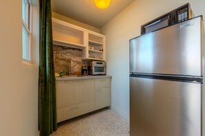 Four à micro-ondes, cafetière-théière, vaisselle et ustensiles