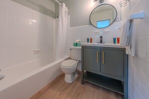 Douche, séchoir à cheveux, serviettes fournies