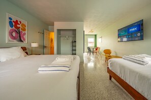 1 bedroom, desk, iron/ironing board, WiFi - 2104 · 3 Min Walk -> Beach / Heated Pool / Free Parking (Clearwater)