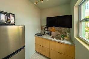 Fridge, microwave, stovetop, coffee/tea maker - 2104 · 3 Min Walk -> Beach / Heated Pool / Free Parking (Clearwater)