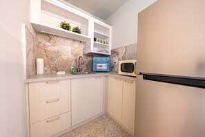 Fridge, microwave, coffee/tea maker, cookware/dishes/utensils - 2107 · 3 Min Walk -> Beach / Heated Pool / Free Parking (Clearwater)