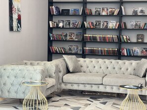 Library - Aparthotel Navi (Batumi)