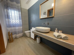 Shower, eco-friendly toiletries, hair dryer, towels - Namastè Apartments between the valley of the temples and the sea (Agrigento)