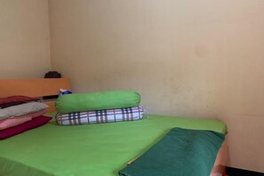 Kamar Double Standar | Meja kerja, ruang kerja ramah laptop, Wi-Fi gratis, dan seprai linen