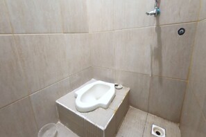 Chambre Double | Salle de bain | Douche, serviettes fournies