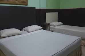 Desk, laptop workspace, free WiFi, bed sheets - OYO 3243 3 Be Garden Hotel (Penajam)