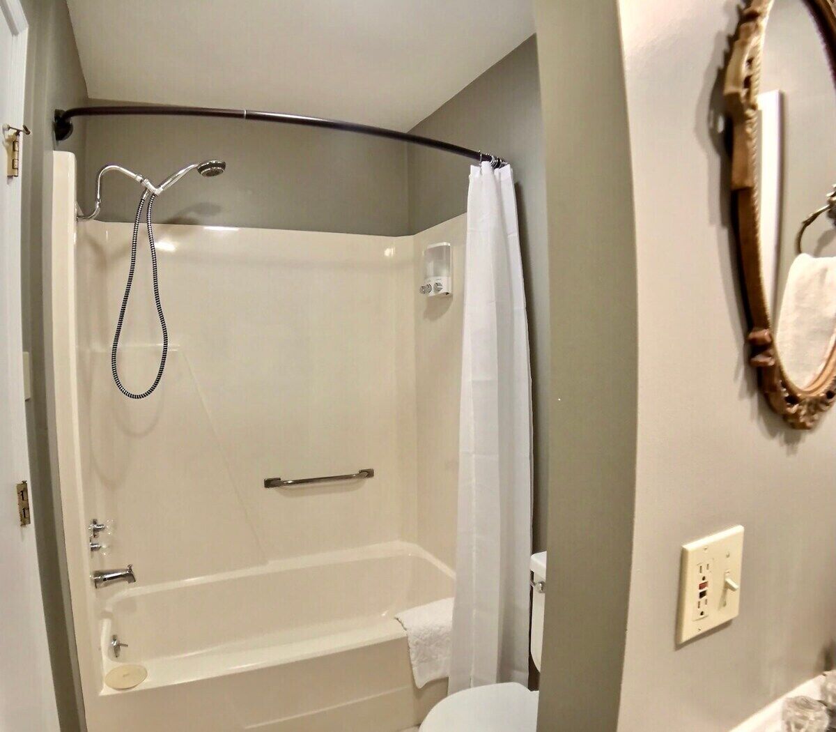 Un baño con bañera, ducha e inodoro.