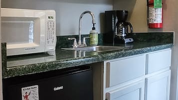 Geladeira, micro-ondas, cafeteira/chaleira