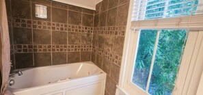 シャワー、ヘアドライヤー、タオル、シャンプー