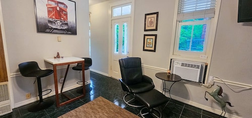 The Moderne Suite Downtown Balcony, Parking