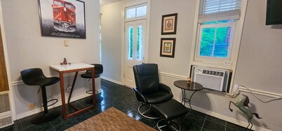 The Moderne Suite Downtown Balcony, Parking