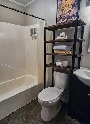 Bathtub, hair dryer, towels, shampoo - Parking not included, Stay in Downtown! (Eureka Springs)