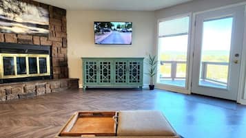 TV, fireplace