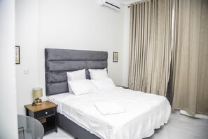 3 bedrooms, iron/ironing board, WiFi, bed sheets - Comfortable Family-sized apartments 2 minutes walking distance from Centro Mall (Lusaka)