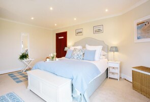 House | 5 bedrooms, premium bedding, free WiFi, bed sheets