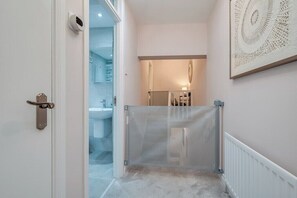 Secadora de cabello, toallas, jabón, shampoo