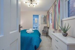 3 habitaciones, escritorio y tabla de planchar con plancha